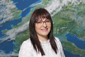 Portrait Dijana Andric Skobic vor der Rückwand mit dem Motiv Satellitenbild (Quelle DWD)